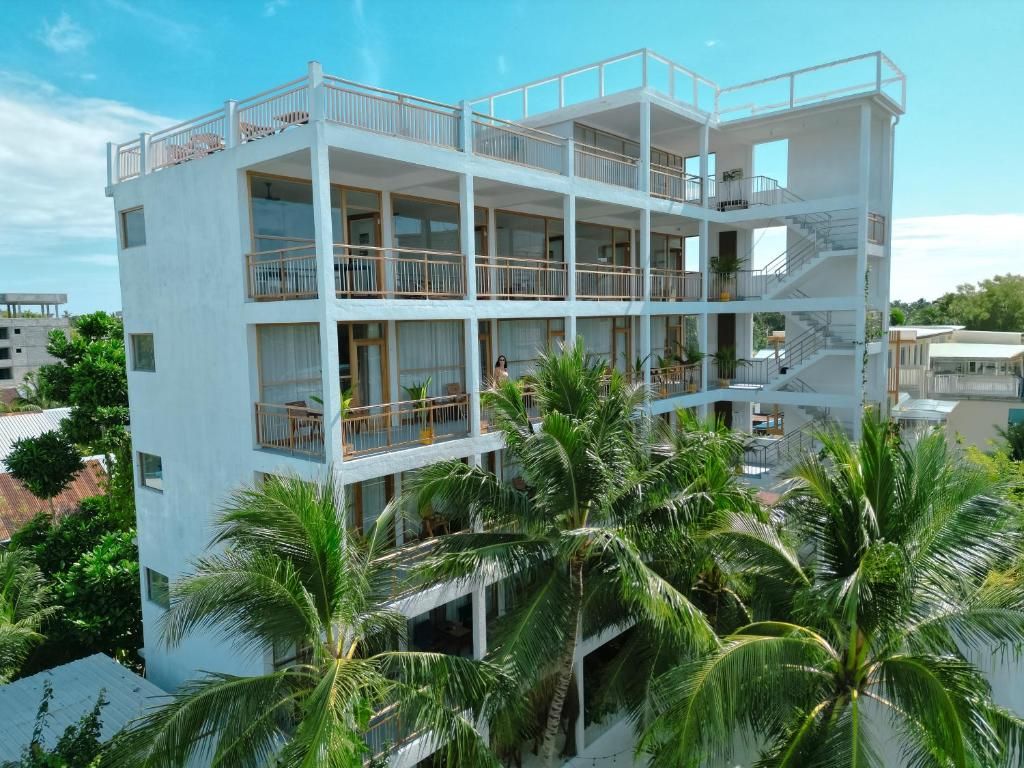 Un edificio de varios pisos con balcones y escaleras.