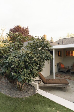 A house with a covered patio, a lounge chair, and a small tree. - Cozy Mountain-View Retreat in Salt Lake City (Salt Lake City)