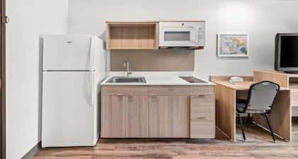 Single Queen Suite with Full Kitchen, Long Stays Welcome, walk to Sportsplex