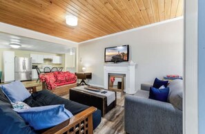 Living area - The Lobster Cottage - Acadia National Park Retreat (Lamoine)