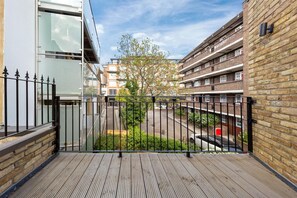 A balcony with a view of a parking area and a multi-story building. - Luxury Suite with Private Balcony - Edgware Rd (London)