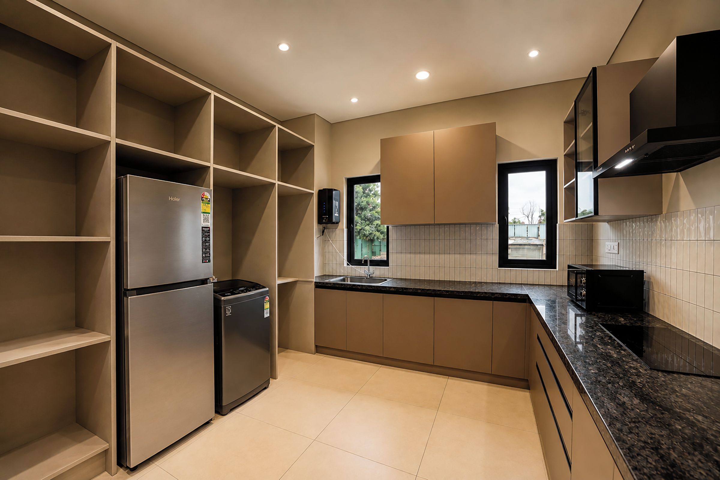 Una cocina moderna con electrodomésticos integrados, una ventana y vistas al exterior.