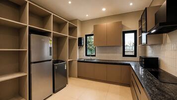 Una cocina moderna con electrodomésticos integrados, una ventana y vistas al exterior.