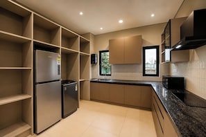 Una cocina moderna con electrodomésticos integrados, una ventana y vistas al exterior.