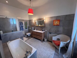 A modern bathroom with a bathtub, a sink, a toilet, and a shower area. - Christmas by the fireplace, elegant 18th-century home, sleeps 12, near St-Émilion (Ruch)