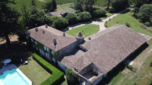 An aerial view of a large estate with a swimming pool, a tennis court, and a well-maintained garden. - Christmas by the fireplace, elegant 18th-century home, sleeps 12, near St-Émilion (Ruch)