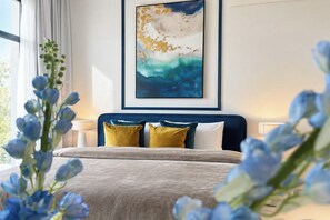 Een slaapkamer met een bed, een hoofdbord en een schilderij dat aan de muur hangt.