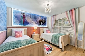 Ein Schlafzimmer mit zwei Betten, einem großen Wandbild, einer Deckenleuchte und einem Fenster mit Vorhängen.