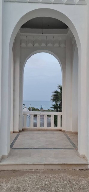 An arched architectural structure with a view of the sea. - Horizon Bleu Apartment With Sea View (La Marsa)