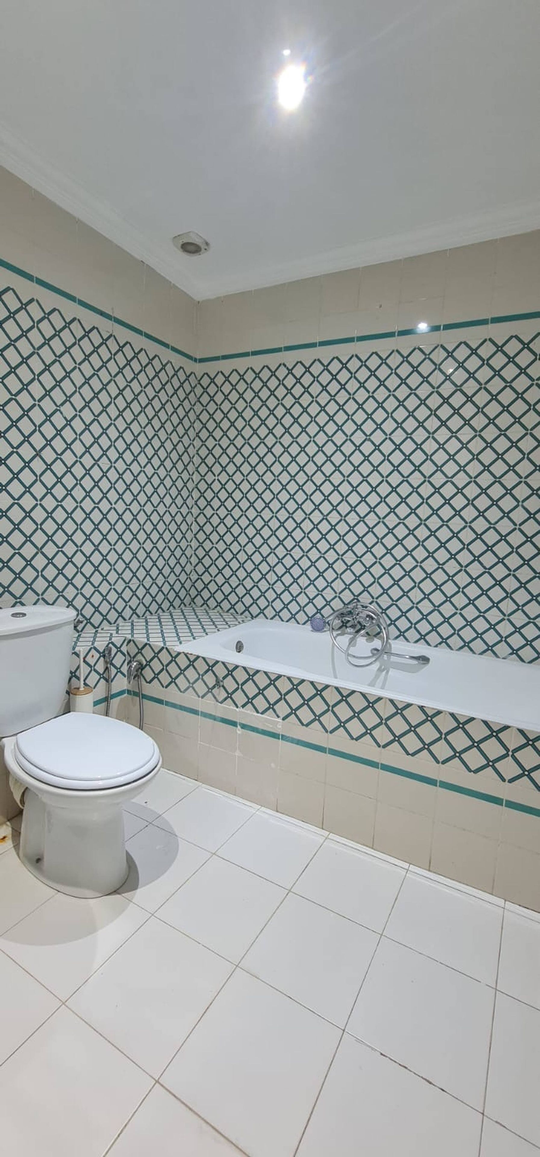 A bathroom with a toilet, sink, and bathtub.
