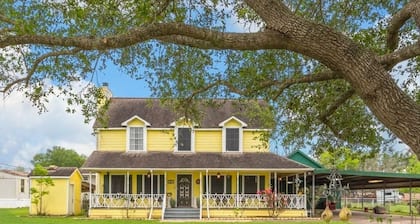 4-bedroom Farmhouse/ Event space in superb Richmond with cozy charm