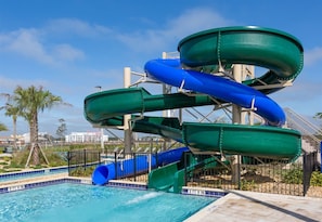 A water park with multiple slides and a pool. - Storey Lake 10 mim -> Disney 4bd/3ba (Kissimmee)