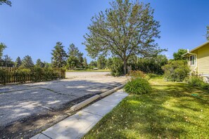 A residential driveway leading to a house with a well-maintained lawn and a large tree. - SUNDANCE FILM FESTIVAL LUXURY HOME RENTAL!!! (Niwot)