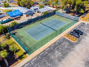 An aerial view of a tennis court surrounded by a parking lot and buildings. - 2BR Regal Oaks Townhome With Jacuzzi (Kissimmee)