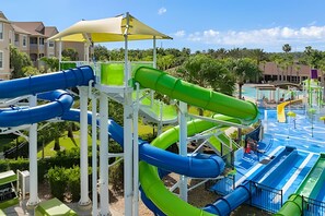 Een waterpark met meerdere glijbanen en een zwembadgedeelte.