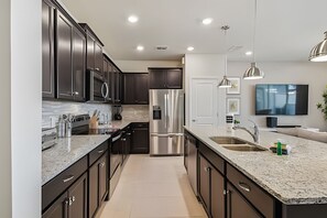 Private kitchen - New 5BR Townhome Windsor Island + Pool (Davenport)
