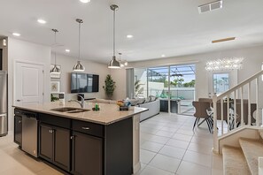 Interior - New 5BR Townhome Windsor Island + Pool (Davenport)