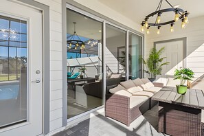 Outdoor dining - New 5BR Townhome Windsor Island + Pool (Davenport)
