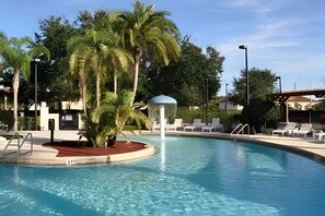 Ein Pool mit Liegestühlen und einer Palme.