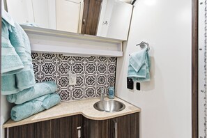 Bathroom - The Tidal Tin - Private Marshside Airstream Retreat Near Beaufort (Beaufort)