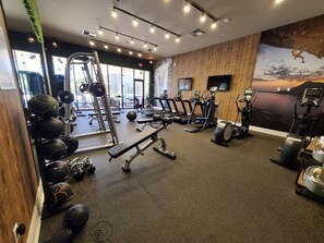 A gym with treadmills, weight machines, and free weights. - Magic Vilage Cozy Attractive 8min Disney (Kissimmee)