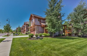 Un quartier résidentiel avec des maisons modernes, des pelouses bien entretenues et un ciel dégagé.
