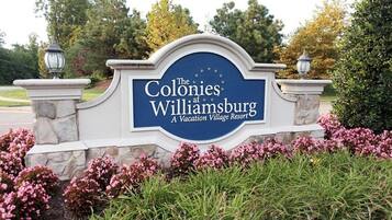 Un panneau indiquant l’emplacement de « The Colonies at Williamsburg », un complexe hôtelier proposant des activités de loisirs.