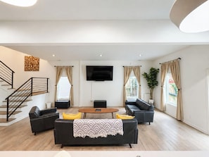 Unwind in the inviting living room & stream your favorites on the smart TV​ - Fountain Square 3BR 2 Kings Sleeps 8 (Indianapolis)