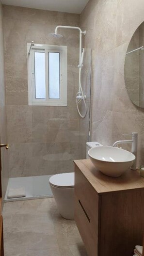 A bathroom with a shower, toilet, and sink. - 2A Apartamentos Latin SilHouse Nerja (Nerja)