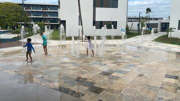 Una fuente ornamental con varias fuentes en una plaza.