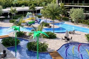 Zona de piscina de un complejo turístico con múltiples piscinas, sillas de descanso y palmeras.