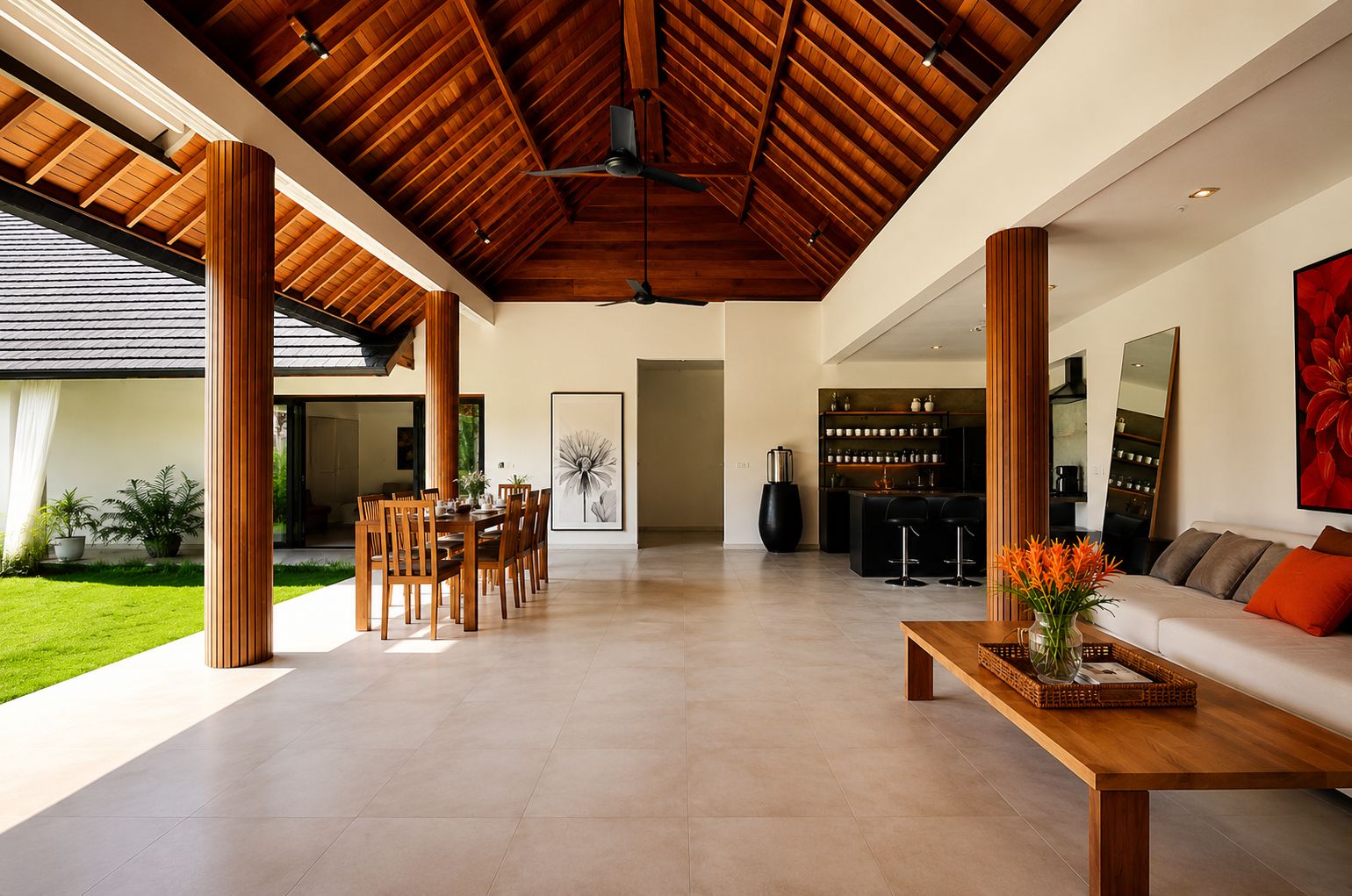 Uma sala de estar ampla com teto alto, uma área de jantar com móveis de madeira e uma cozinha moderna com banquetas.