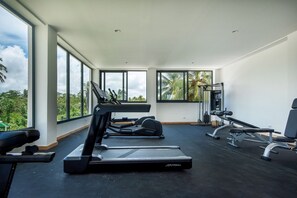 A gym with treadmills, elliptical machines, and weight equipment. - Born | 2 bedrooms with pool views (Bávaro)