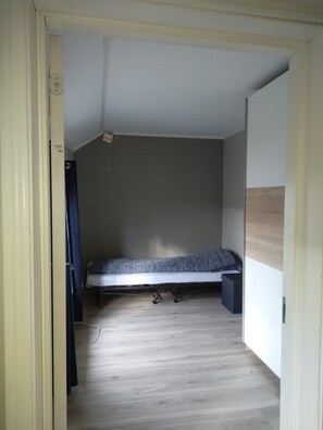 A room with a bed, a desk, and a wardrobe. - StaySmart Glitregata – 2-bedroom apartment with balcony in Kongsberg (Kongsberg)