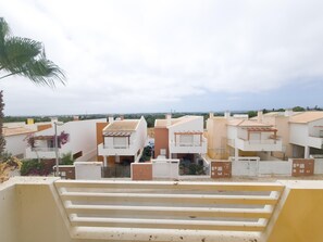 A residential area with modern houses, a clear sky, and a view of the distant landscape. - Apartment with rooftop terrace - 4 guests (Tavira)