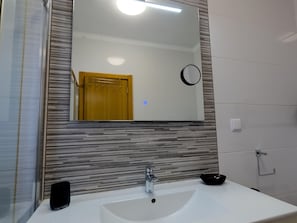 A bathroom with a large mirror, a sink, a towel rack, and a toilet. - Villa with AC, near beaches - 6 guests (Altura)