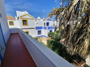 Edifício residencial com varanda com vista para um pátio.