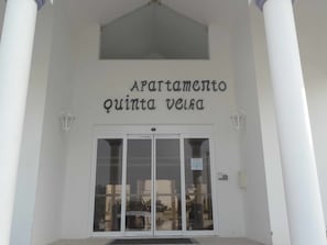 A building entrance with a sign reading 'Apartamento Quinta Vela.' - Studio with AC, WiFi - 2 adults, 1 child (Tavira)