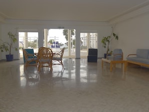 A spacious lobby with a reception desk, seating area, and potted plants. - Studio with AC, Wi-Fi and pool - 2+1 guests (Tavira)