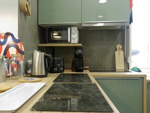 A kitchen with a microwave, coffee maker, and kettle on the counter. - Charming apartment in historic centre - 3 guests (Tavira)