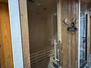 A wooden door leading to a room with a metal door handle and a coat hook. - Refined chalet at Mont-Blanc - 15 guests (Saint-Gervais-les-Bains)