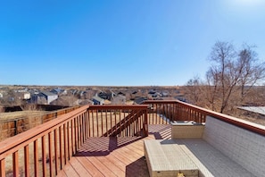 A wooden deck with a bench and a view of a residential area. - Fountain's Cozy Home-3BR-4beds-2.5 bath- fireplace (Fountain)