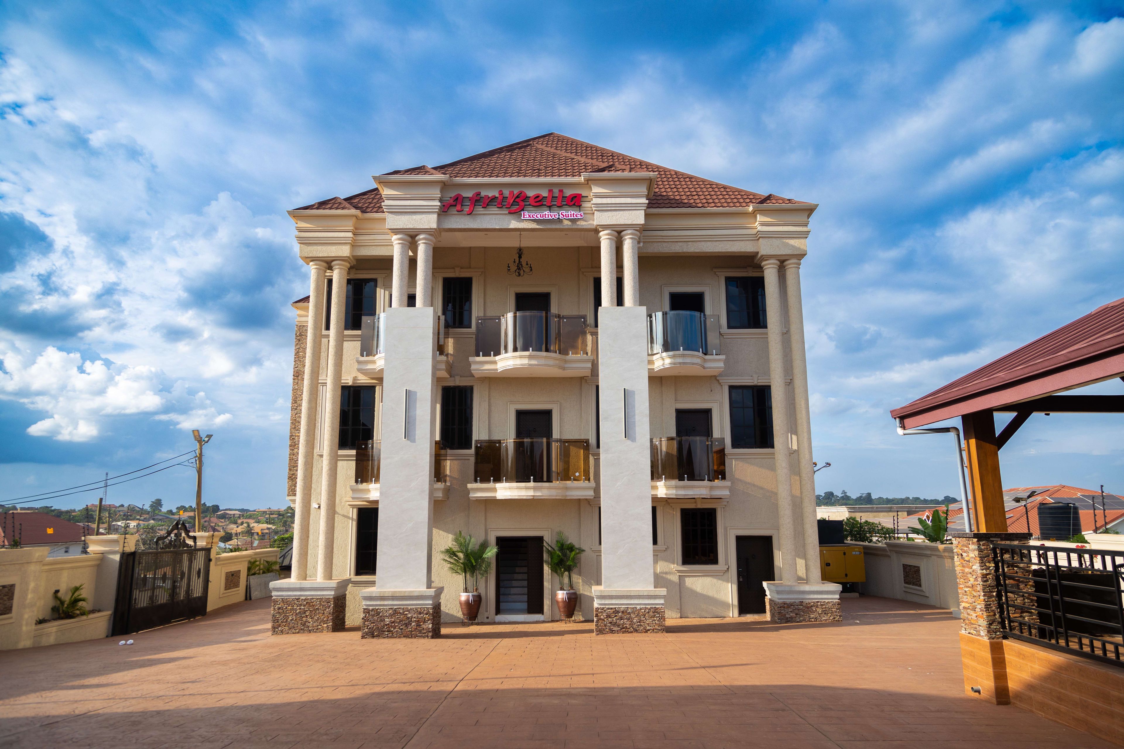 Un edificio de varios pisos con un letrero que dice 'Afribella Executive Suites'.