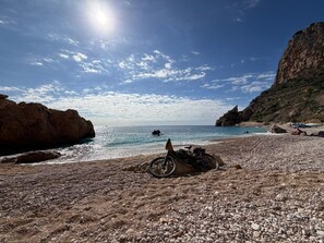 A rocky beach with a bicycle and a clear view of the sea and cliffs. - L'oneta Mediterranean Charm by the sea (Javea)