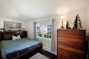 Bedroom - Private Hot Tub Cottage, Minutes to Downtown Asheville (Asheville)