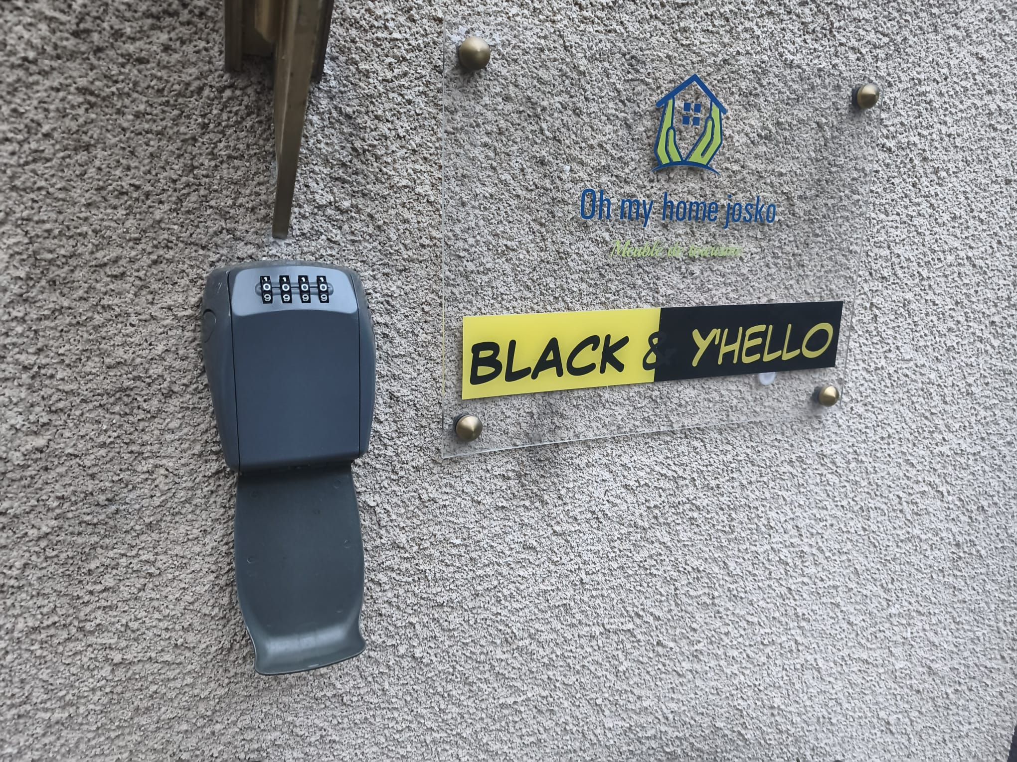 Una puerta con teclado numérico y un letrero que dice 'BLACK & YHELLO'.