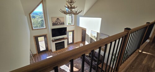 Peaceful 4-bed, 4-bath Mountain chalet serene setting & breathtaking west views!