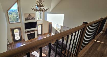 Peaceful 4-bed, 4-bath Mountain chalet serene setting & breathtaking west views!