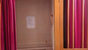 Une armoire en bois avec un miroir et un mot collé sur la porte.