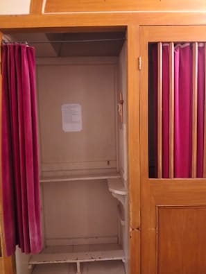 Un armario de madera con un espejo y un cartel en la puerta.